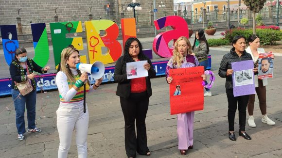 0e59f390-01b9-4f68-a092-571b79b426d1 Exhiben en el zócalo a padres que no cumplen con pensión alimentaria de sus hijos