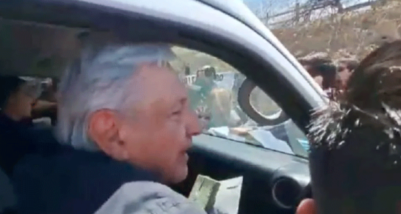 2 “Muerte no, vida sí”, migrantes reciben con reclamos a AMLO en Ciudad Juárez