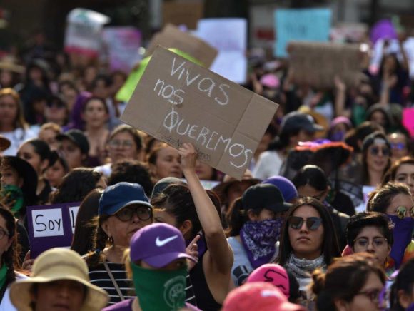 Autoridades reportan asistencia de 90 mil mujeres a la marcha 8M en la CDMX
