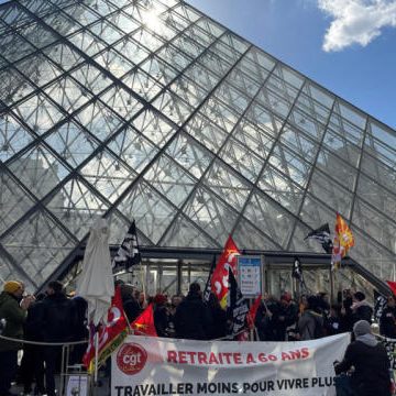 Trabajadores del Museo del Louvre bloquean entradas en protesta por reforma a pensiones en Francia