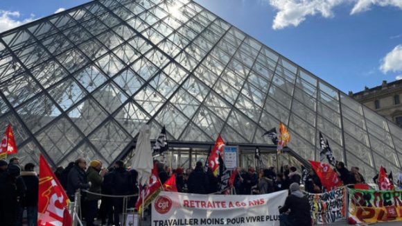 Trabajadores del Museo del Louvre bloquean entradas en protesta por reforma a pensiones en Francia