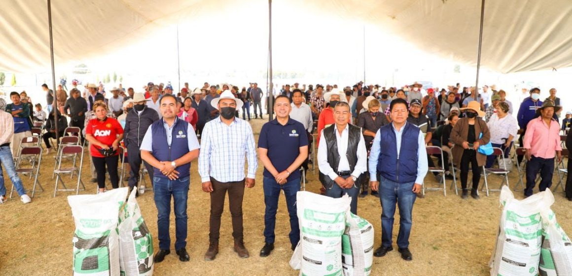 Mundo Tlatehui entrega 30 toneladas de fertilizante en San Luis Tehuiloyocan