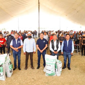 Mundo Tlatehui entrega 30 toneladas de fertilizante en San Luis Tehuiloyocan