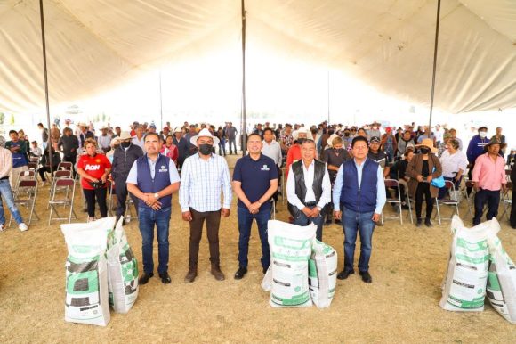 65a6d71e-3bc1-43d6-b17e-2a34a152d9dd Mundo Tlatehui entrega 30 toneladas de fertilizante en San Luis Tehuiloyocan