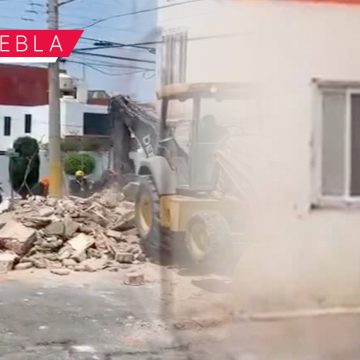 Derrumban casa construida en plena banqueta en Puebla