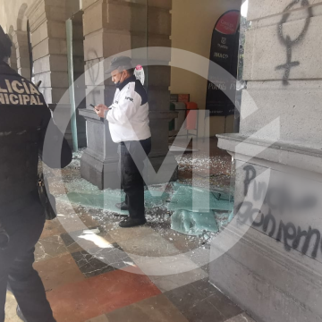 (VIDEO) Colectivos destrozan fuente de San Miguel, cristales, puertas, paraderos y esculturas durante 8M