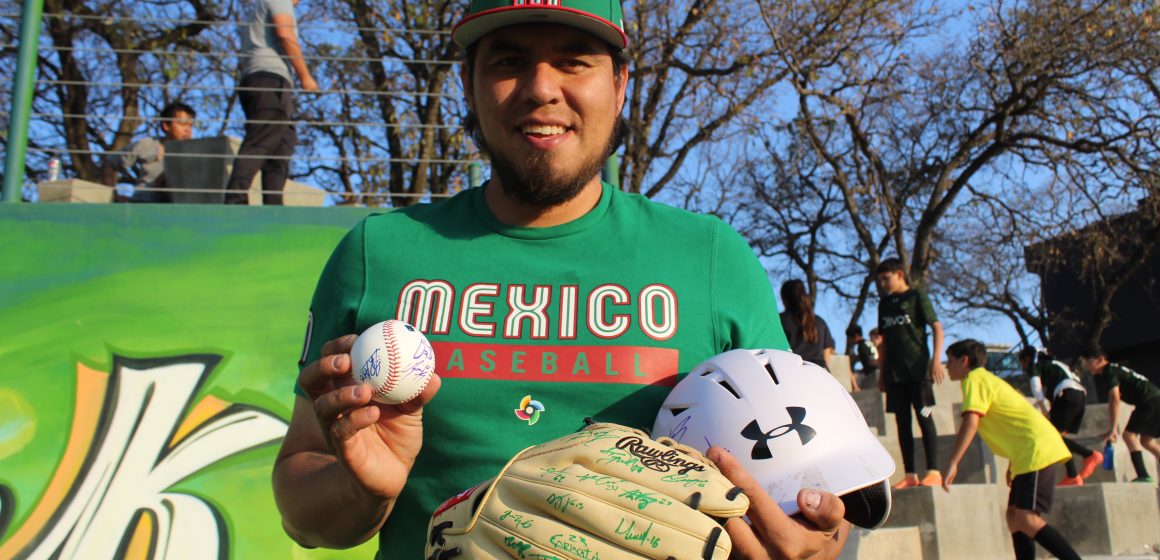 El lanzador César Vargas en una visita de lujo a Los Olivos
