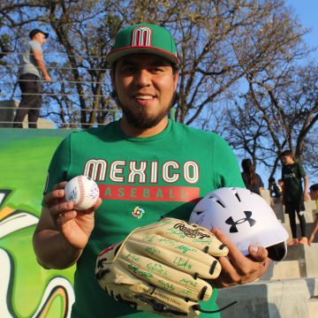 El lanzador César Vargas en una visita de lujo a Los Olivos