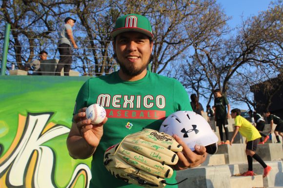 El lanzador César Vargas en una visita de lujo a Los Olivos