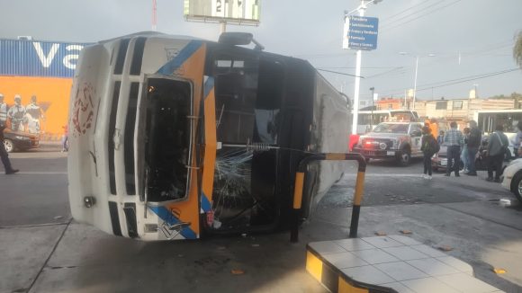 Choque de transporte público deja 20 lesionados