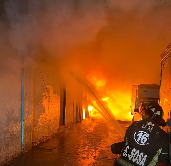 FrSr1mOXwAI4ic2 (2) Incendio en la colonia Santa Martha Acatitla en Iztapalapa