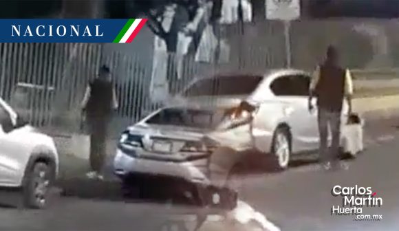 Franelero golpea coche con su cubeta; dueño no quiso sus servicios