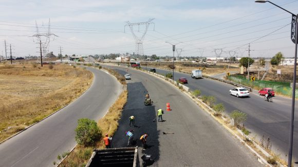 Realizan bacheo y renivelaciones en carreteras