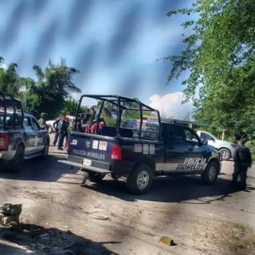 Abandonan dos autos con seis cadáveres calcinados en Jolalpan