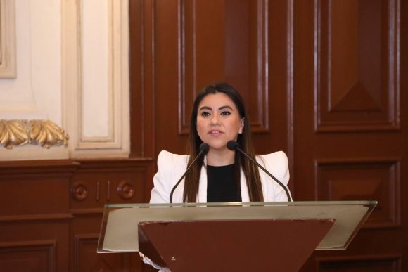 Olimpia Coral recibe premio “Natalia Serdán” por su lucha contra la violencia virtual