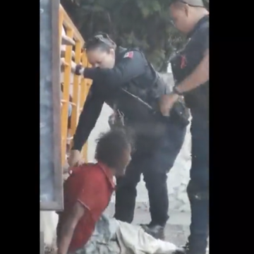 Exhibe a policías de Guadalajara agrediendo a hombre en situación de calle