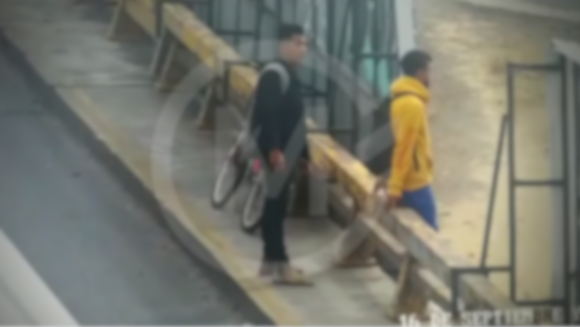 VIDEO Rescata SSC a joven que intentó saltar del Periférico al vacío