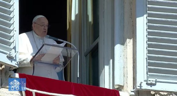 Papa Francisco pidió detener a los traficantes tras naufragio en Italia