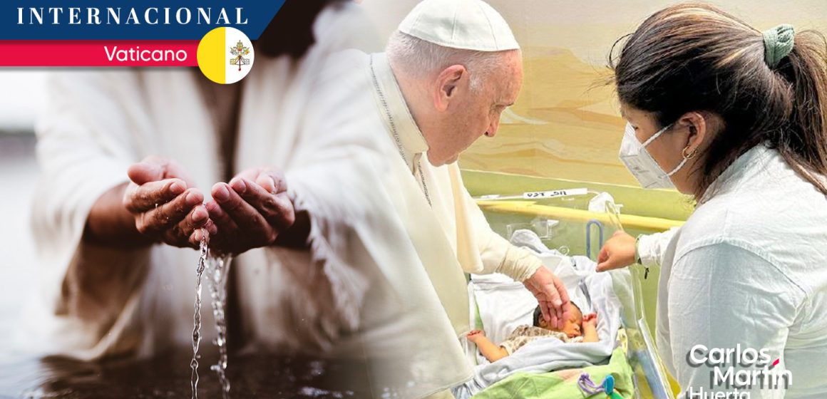 (VIDEO) Papa Francisco bautiza a bebé en hospital donde espera alta