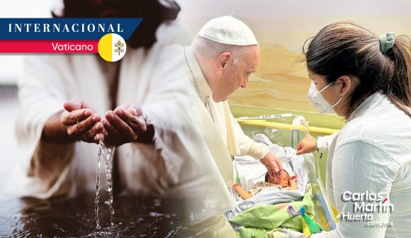 (VIDEO) Papa Francisco bautiza a bebé en hospital donde espera alta
