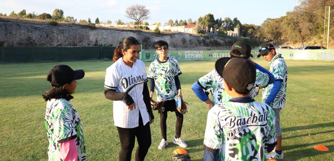 Rosy del Castillo a cargo de la academia de beisbol Olivos