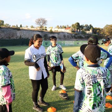 Rosy del Castillo a cargo de la academia de beisbol Olivos