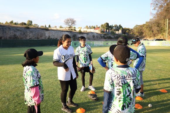 Rosy del Castillo a cargo de la academia de beisbol Olivos