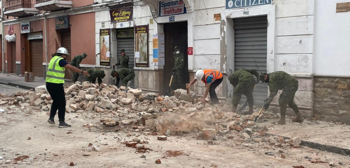 Suman 14 fallecidos tras sismo magnitud 6.5 en Ecuador