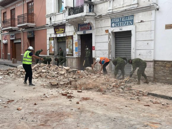 Suman 14 fallecidos tras sismo magnitud 6.5 en Ecuador