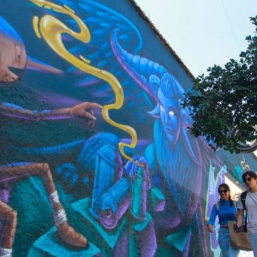 Pintan mural en honor a Guillermo del Toro en Guadalajara