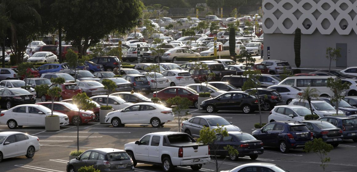 Proponen que Centros Comerciales otorguen de manera gratuita la primera hora de estacionamiento
