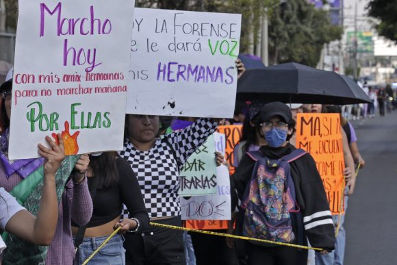 Hombre simula entrega de flores a mujer y la mata a balazos