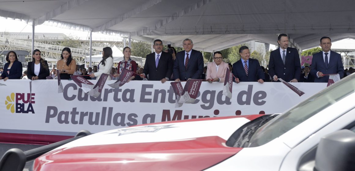 Entregan 500 patrullas a municipios de Puebla