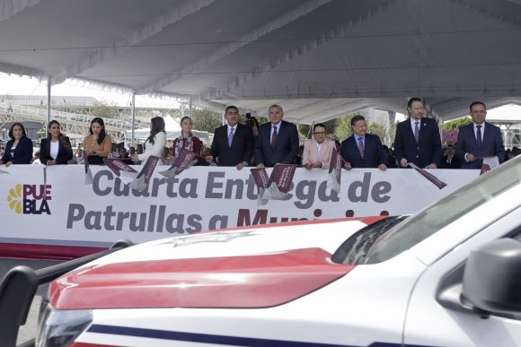 Entregan 500 patrullas a municipios de Puebla