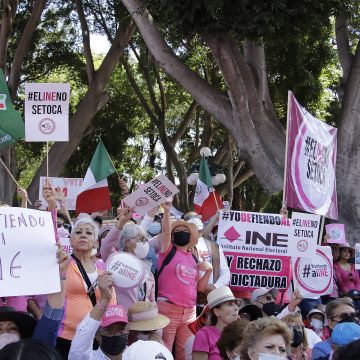 Ministro de la Suprema Corte otorga al INE suspensión en contra del plan B de AMLO