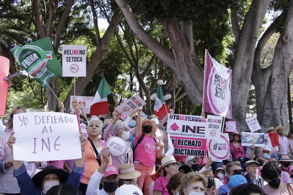 Ministro de la Suprema Corte otorga al INE suspensión en contra del plan B de AMLO