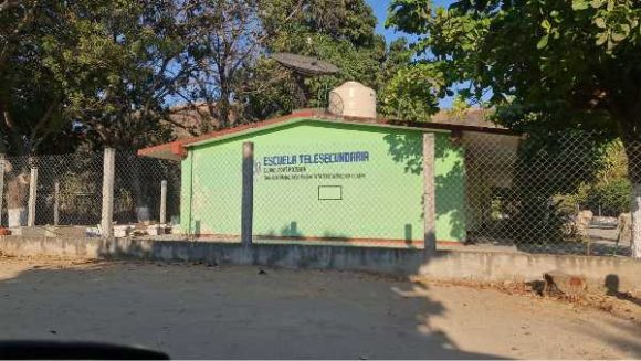 Niegan acceso a la escuela a niña en Oaxaca por usar pantalón