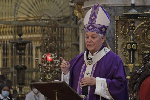 Lamenta arzobispo de Puebla normalización de la violencia