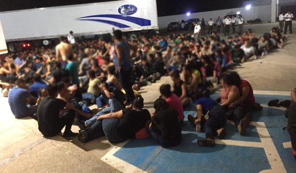 Rescata INM a 343 migrantes en la caja de un tráiler abandonado en Veracruz