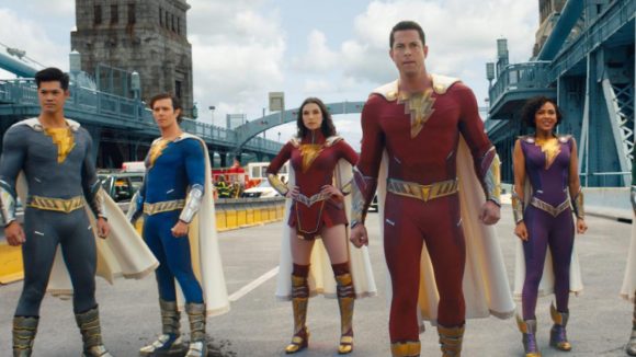 ¡Shazam!… Joven grita en el cine para ganar promoción