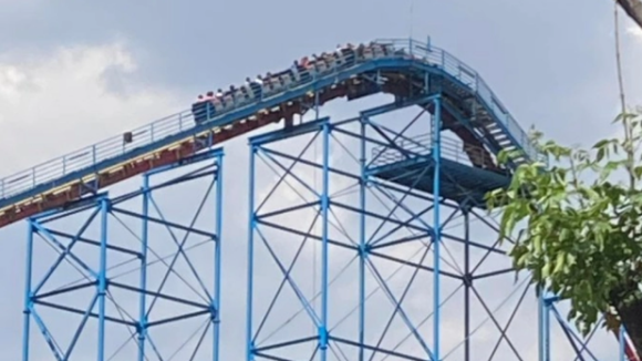 “Superman”, juego mecánico de Six Flags, falla y deja varados a usuarios