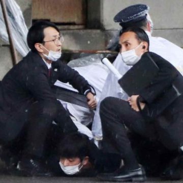 Primer ministro de Japón es evacuado tras explosión, durante evento
