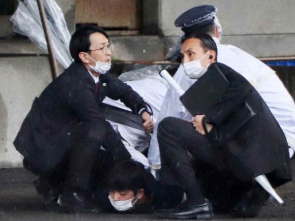 Primer ministro de Japón es evacuado tras explosión, durante evento