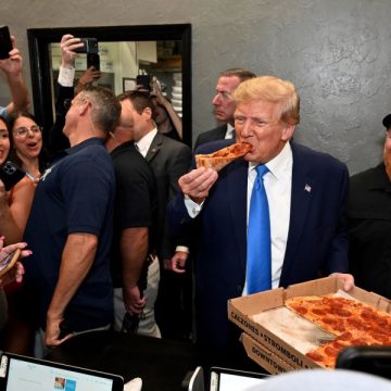 Trump regala pizza a sus simpatizantes