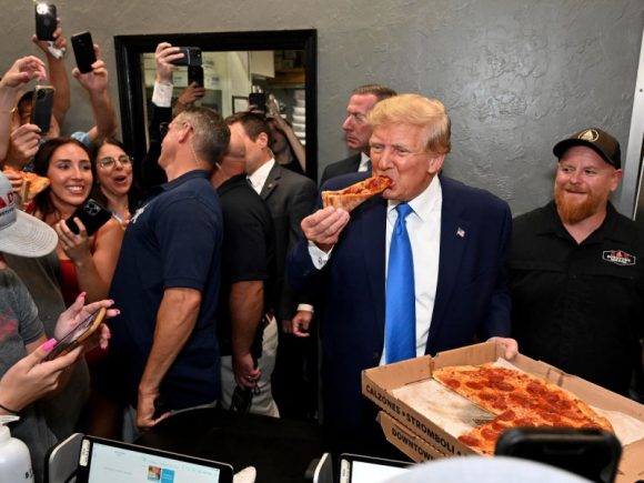 Trump regala pizza a sus simpatizantes