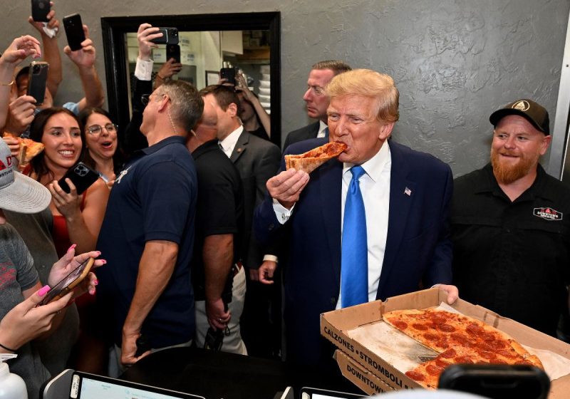 Trump regala pizza a sus simpatizantes
