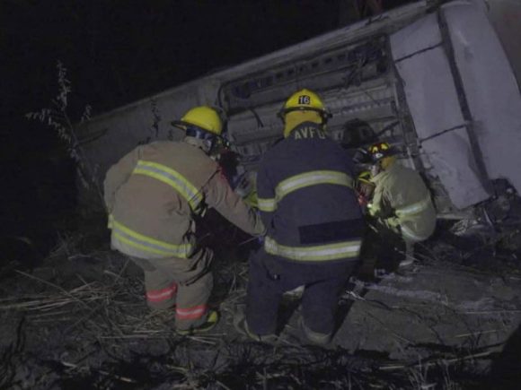 Accidente autobús - Nayarit Autobús de turismo cae a barranco en Nayarit; hay 18 muertos