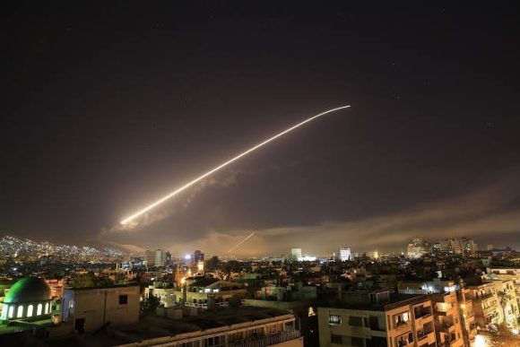 Israel ataca a Siria con cohetes y drones