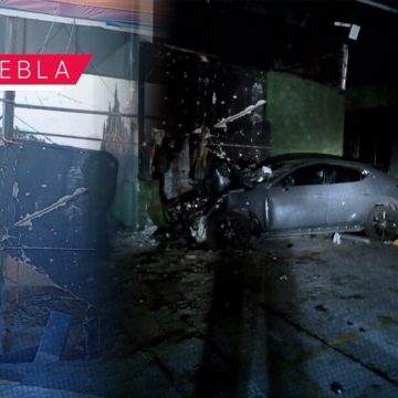 Brutal accidente en la Calzada Zavaleta; jóvenes chocan contra gimnasio