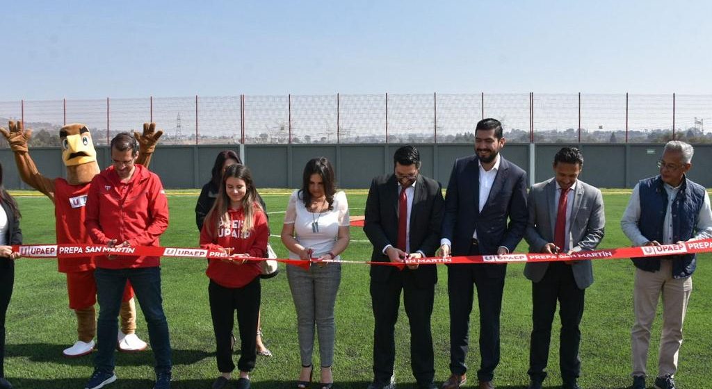 Norma Layón inaugura cancha de futbol en bachillerato UPAEP de Texmelucan